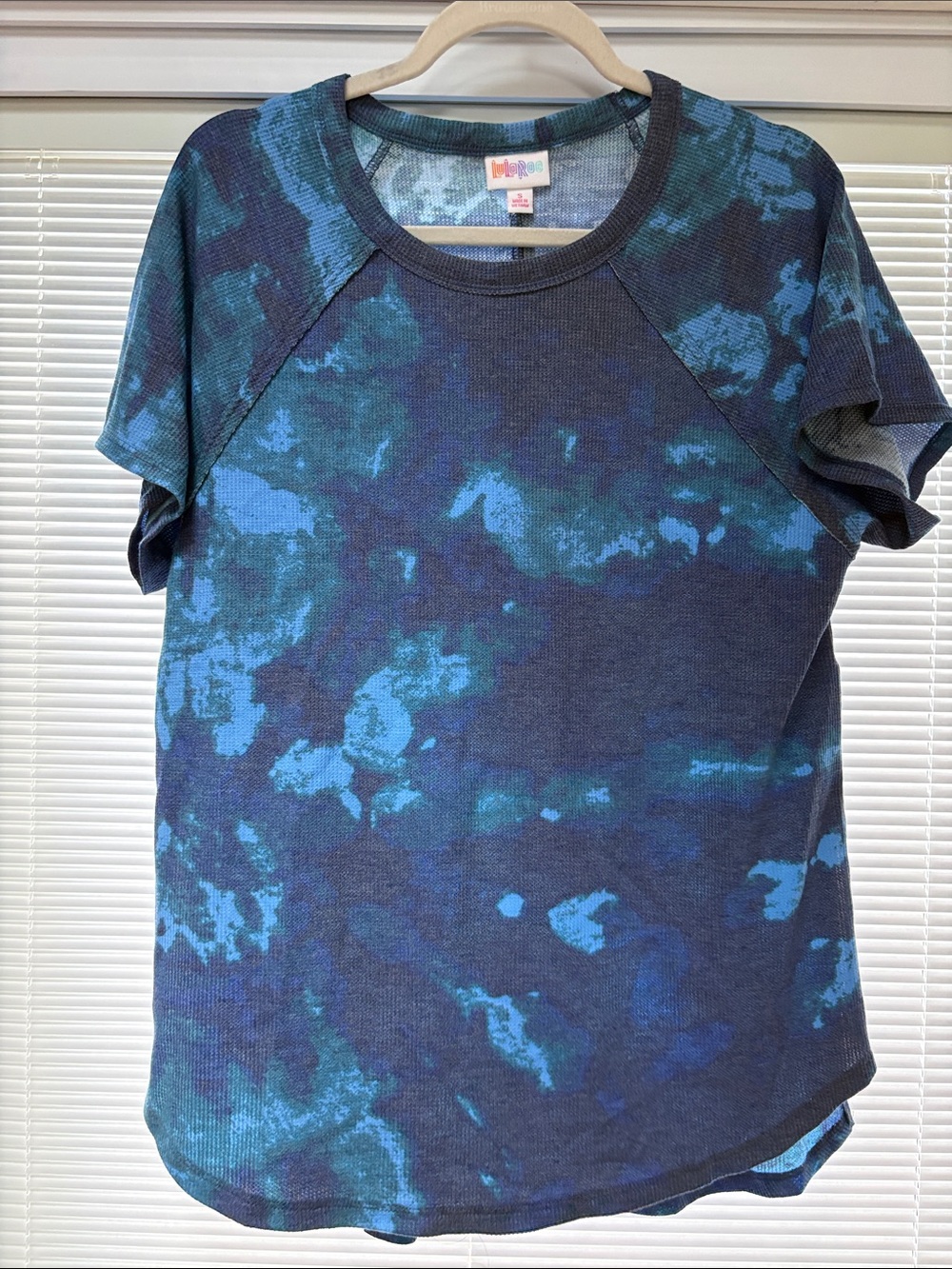 LuLaRoe Blue and Teal Short Sleeve Crewneck Tee